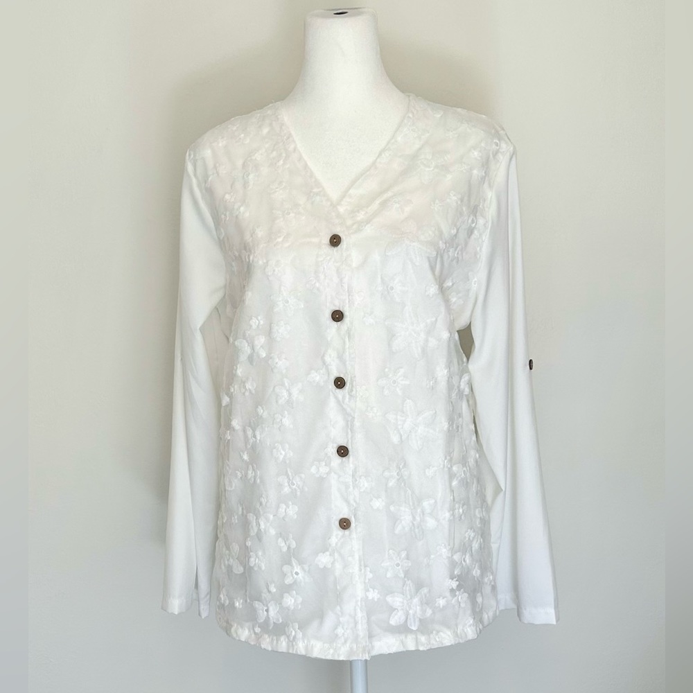 Pretty white blouse with floral overlay & adjustable length sleeves. Sz medium